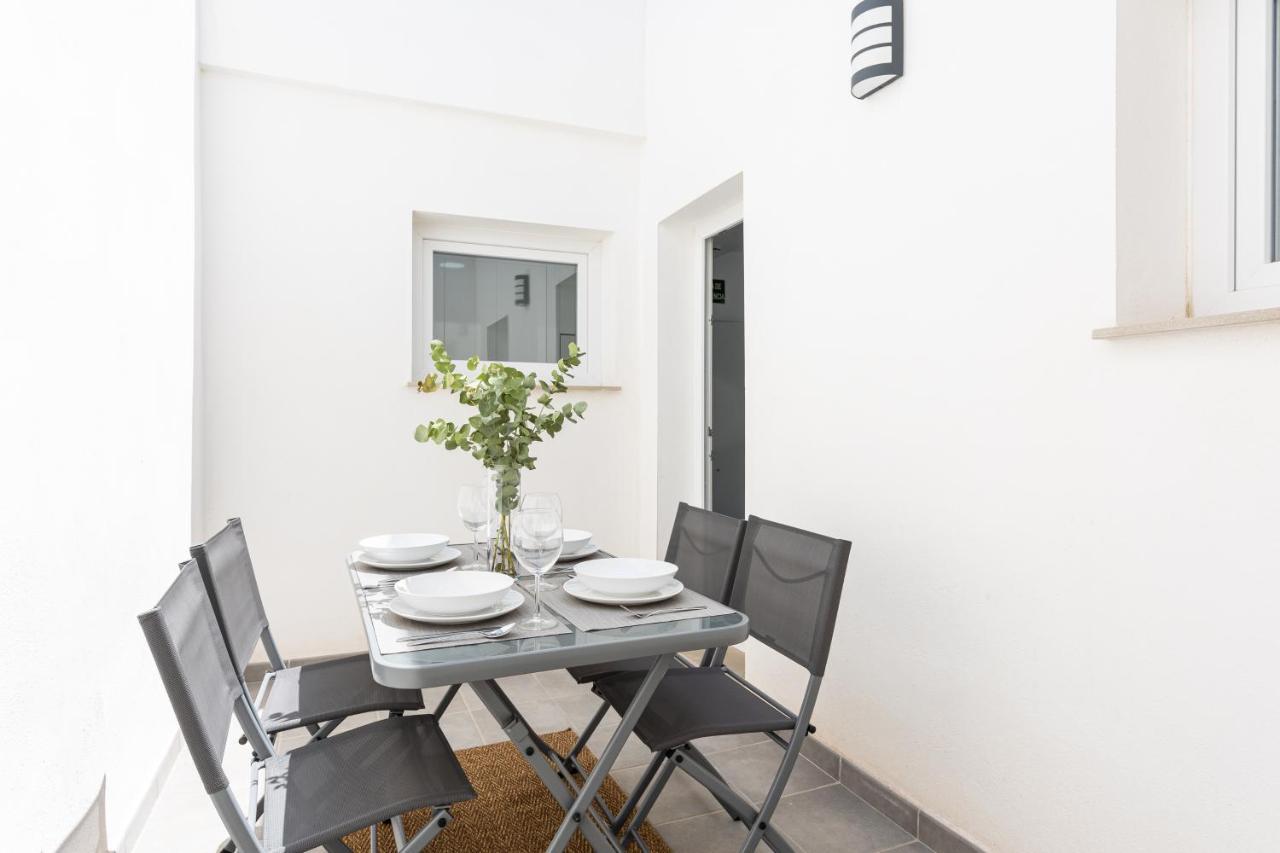 Apartamentos La Pelusa マラガ エクステリア 写真
